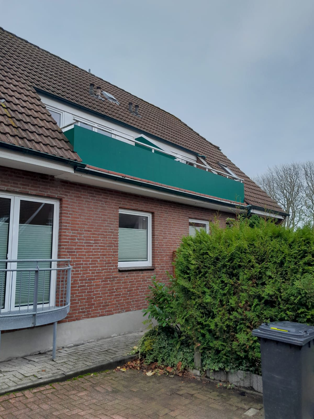 Außenansicht des Balkons vor der Sanierung