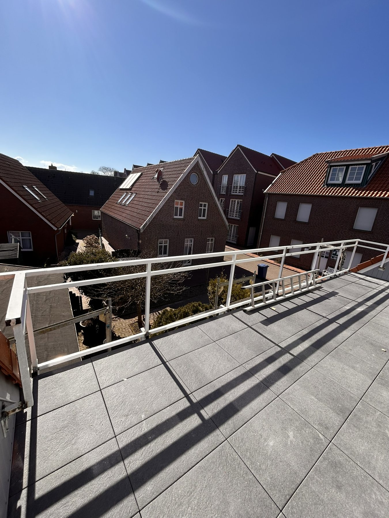 Fertiggestellter Balkon mit erneuerter Fläche und Geländer